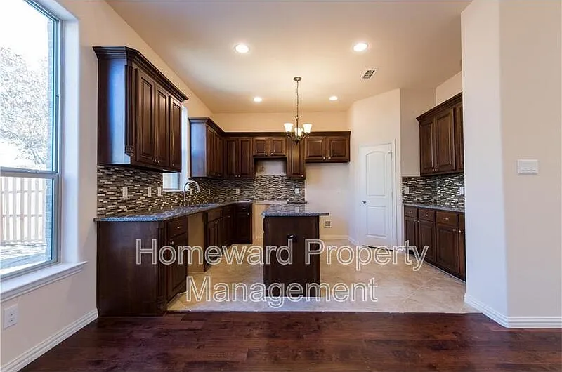 5 bed, 3.0 bath, 3395 sqft, $3,500 — Photo 3