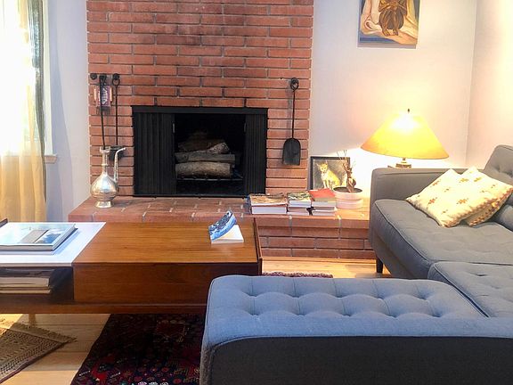 Great/living room with working fireplace, furniture not included