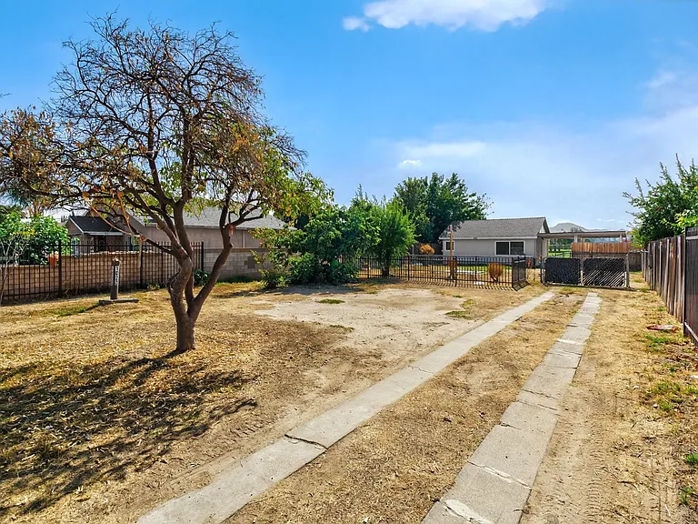 1023 W Congress St — Photo 18