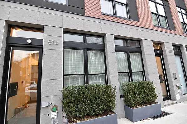 Rented by Tapiro Realty | media 17