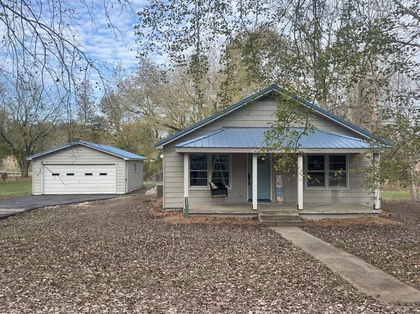 121 2nd St, Big Sandy, TN 38221