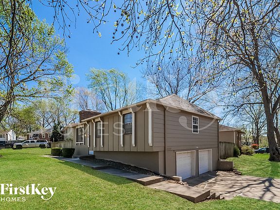 2nd image of 700 NW Oxford Dr