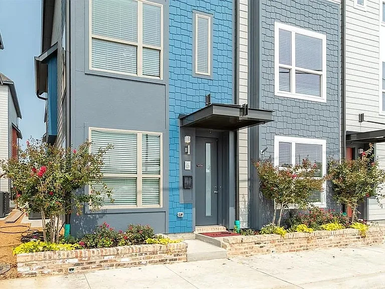 Lamar Townhomes — Photo 2