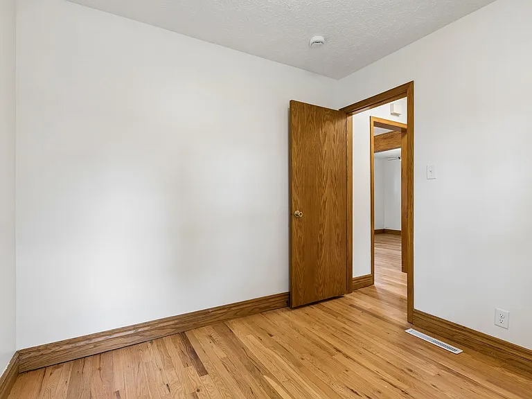 7911 Maywood St — Photo 18