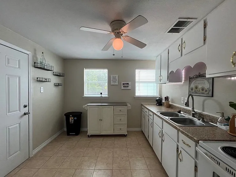230 N Houston St — Photo 3