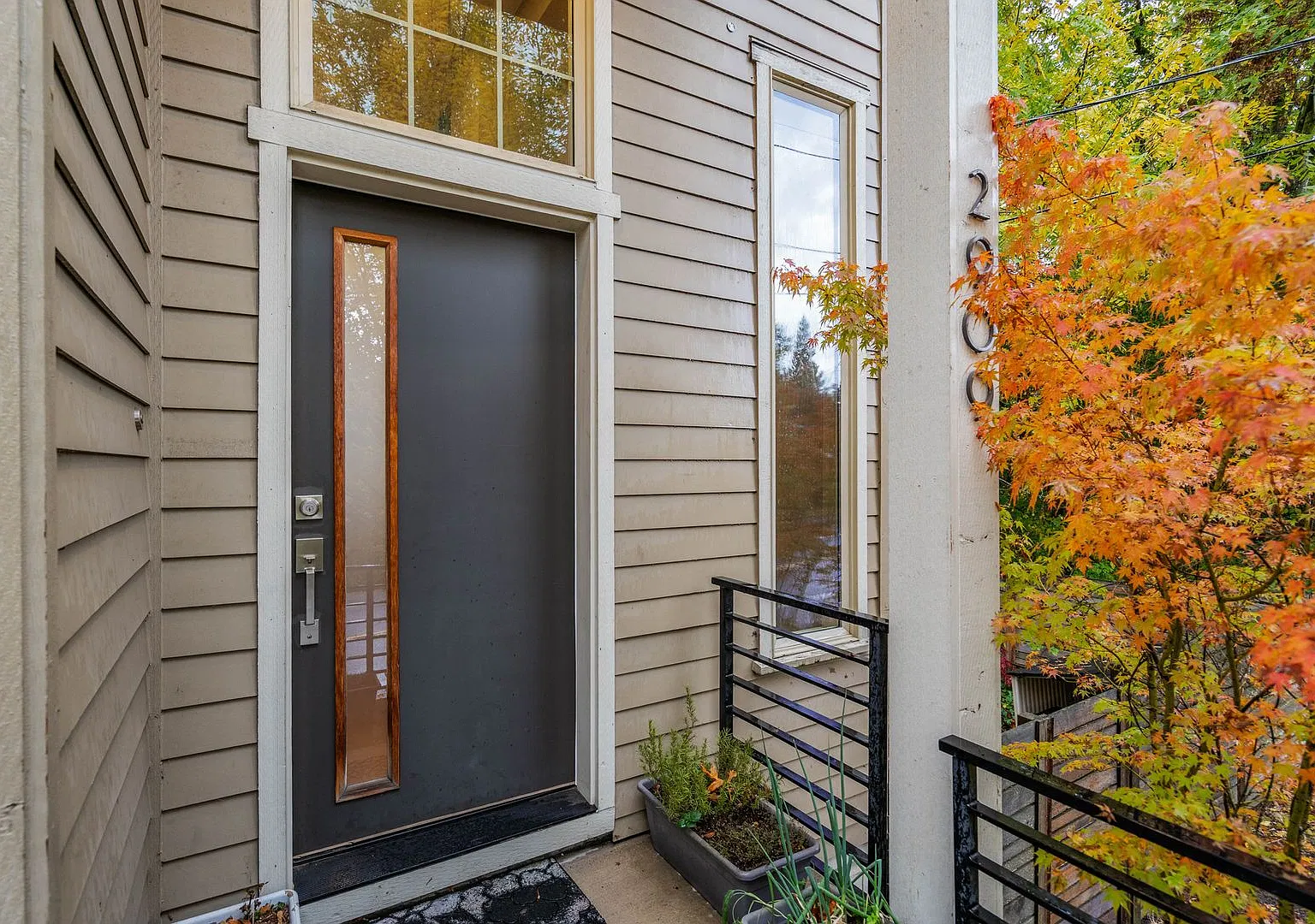 Gorgeous, spacious 3-bdrm/3-bath tri-level home in Sellwood. Deck, private fenced yard, garage — Photo 2