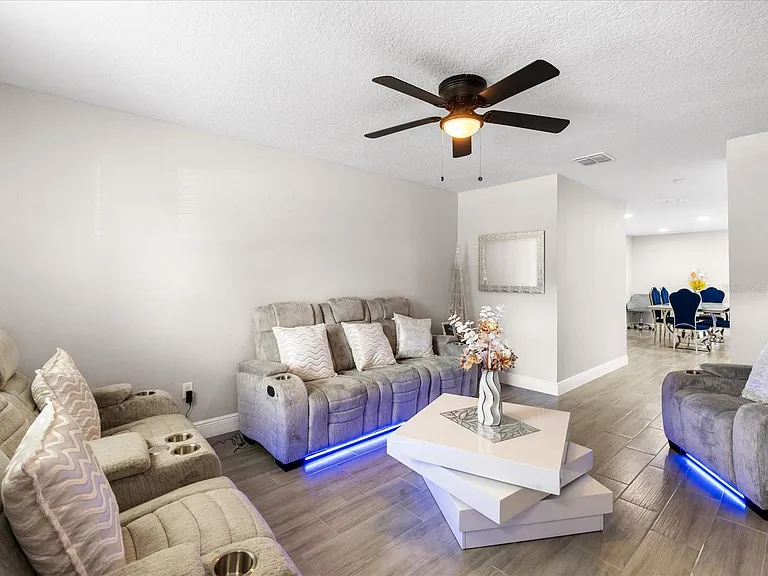 871 Darwin Dr — Photo 4