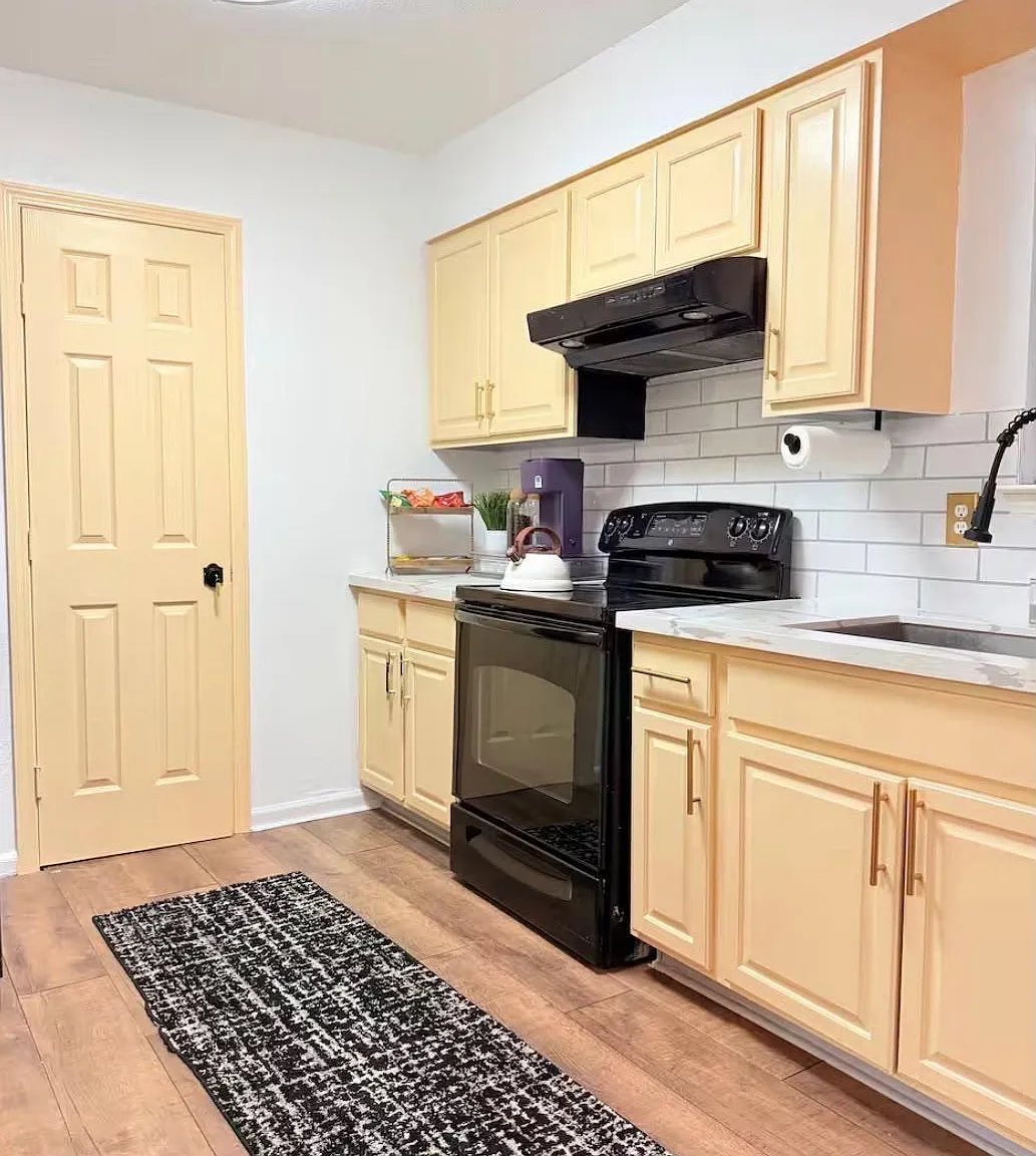 3 bed, 2.0 bath, 1048 sqft, $2,000 — Photo 3