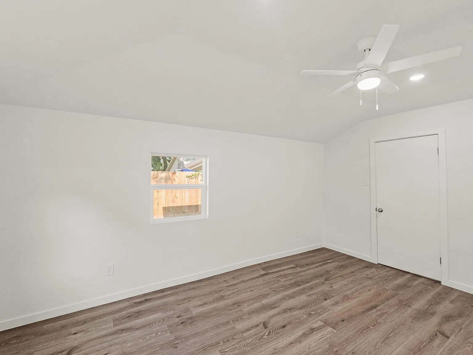 2 bed, 1.0 bath, 1123 sqft, $1,100 — Photo 3