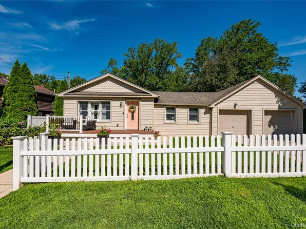 10 Laurel Road, Kings Park, NY 11754