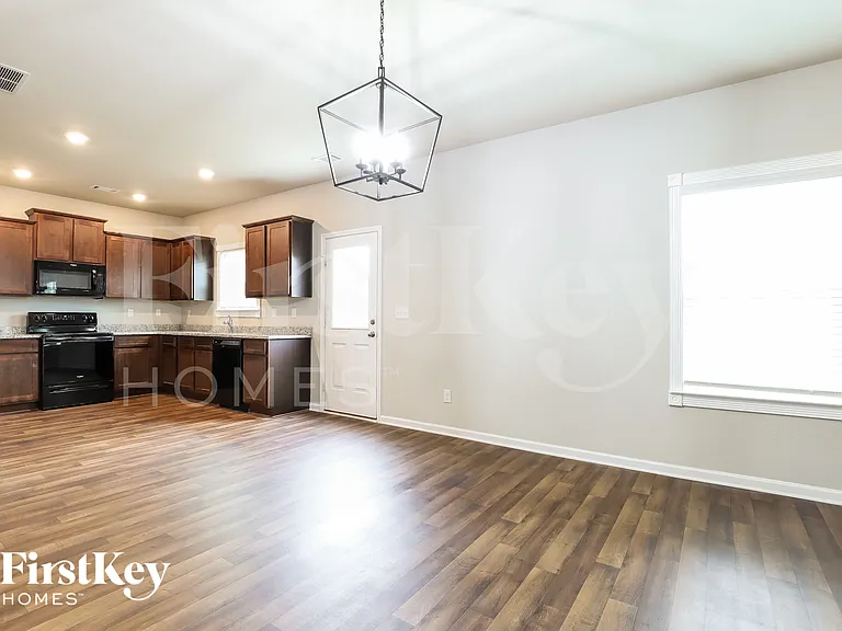 1006 Independence Ave — Photo 5
