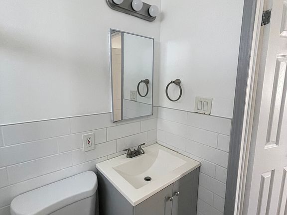 5th image of 1323 1/2 W Vernon Ave