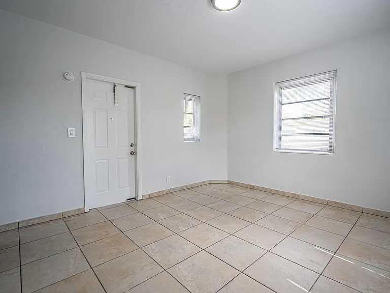 1208 71st St #8 — Photo 17