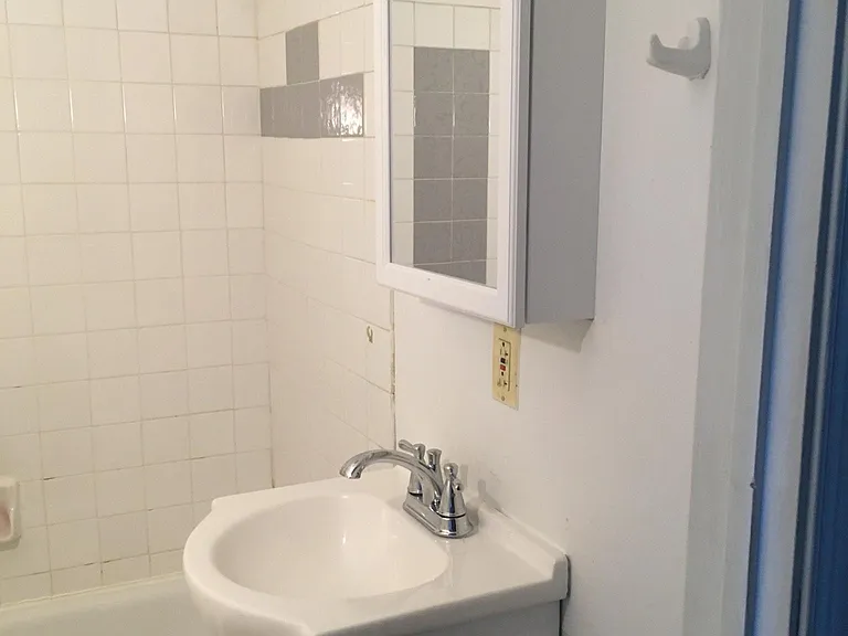 2047 Fitzwater St #3 — Photo 4