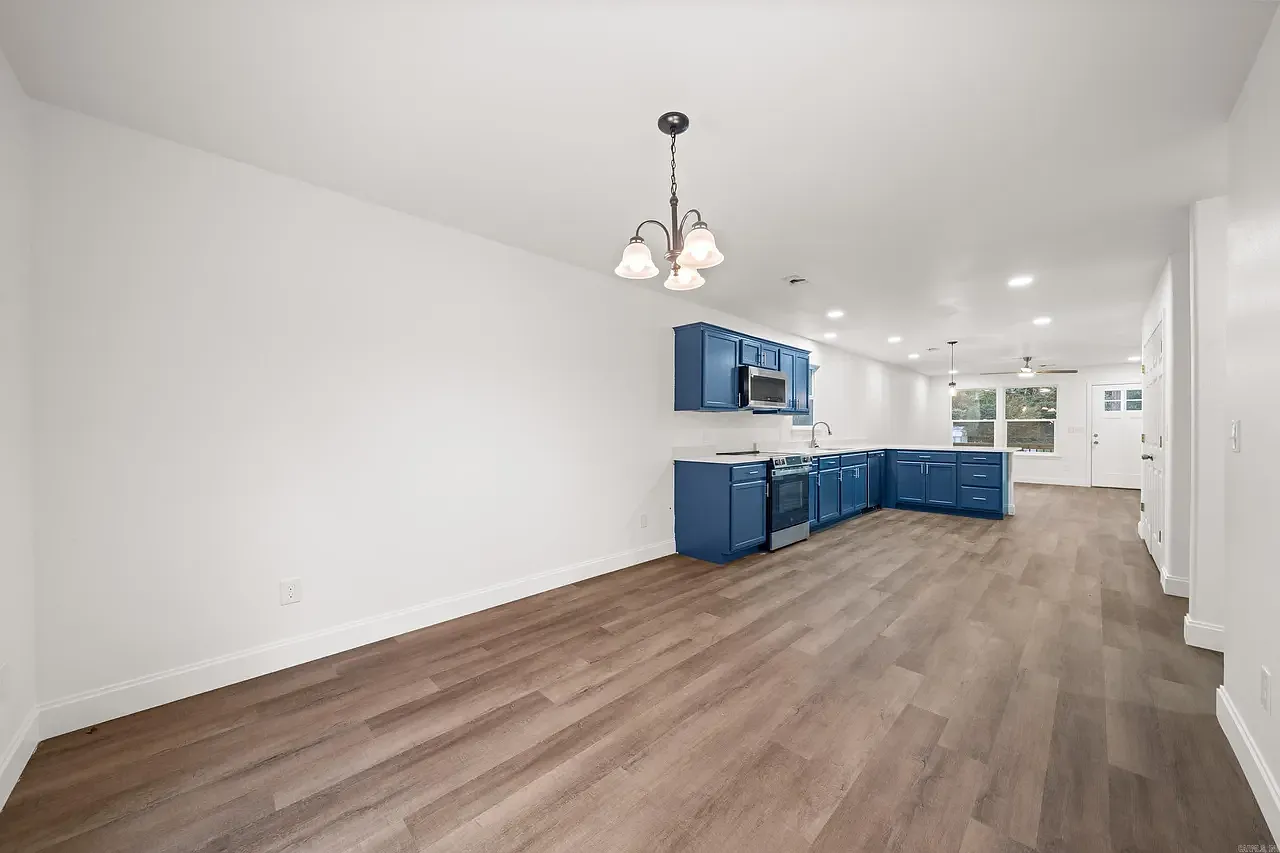 3 bed, 1228 sqft, $1,995 — Photo 1
