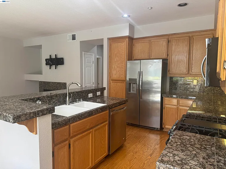 3162 Golden Crest Cmn #3 — Photo 9