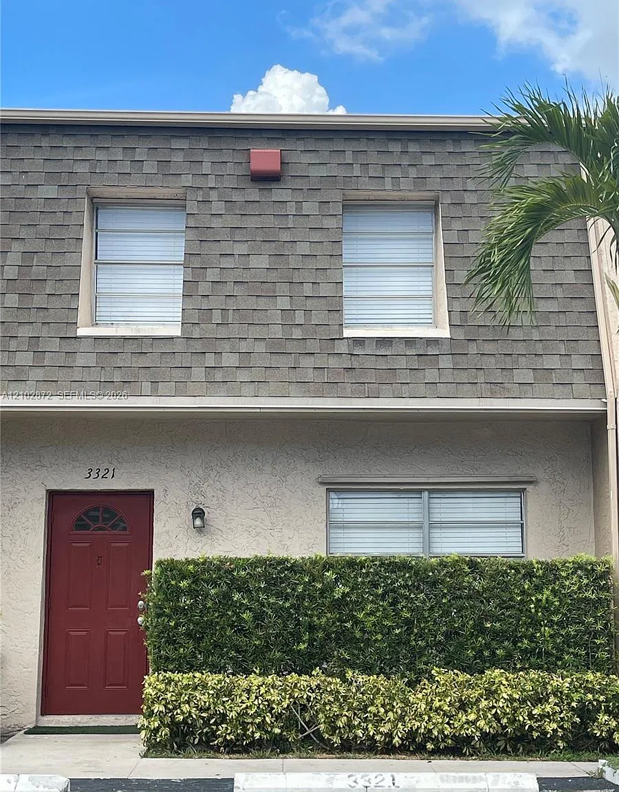 Blue Lake Townhouses Cond — Photo 1