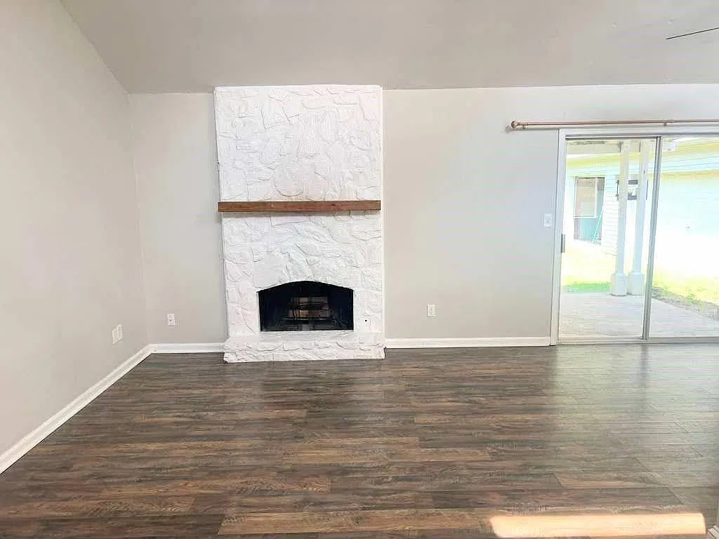 4 bed, 2.0 bath, 2015 sqft, $1,995 — Photo 2