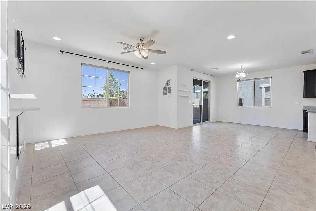 3 bed, 2.5 bath, 2043 sqft, $2,290 — Photo 4