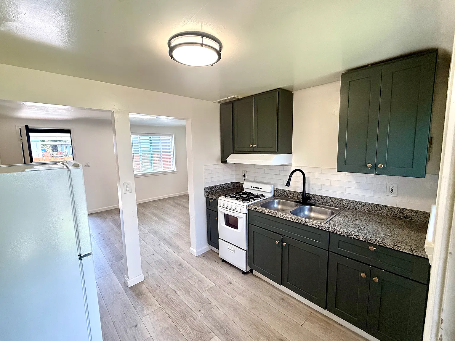 2 bed, 850 sqft, $2,550 — Photo 2