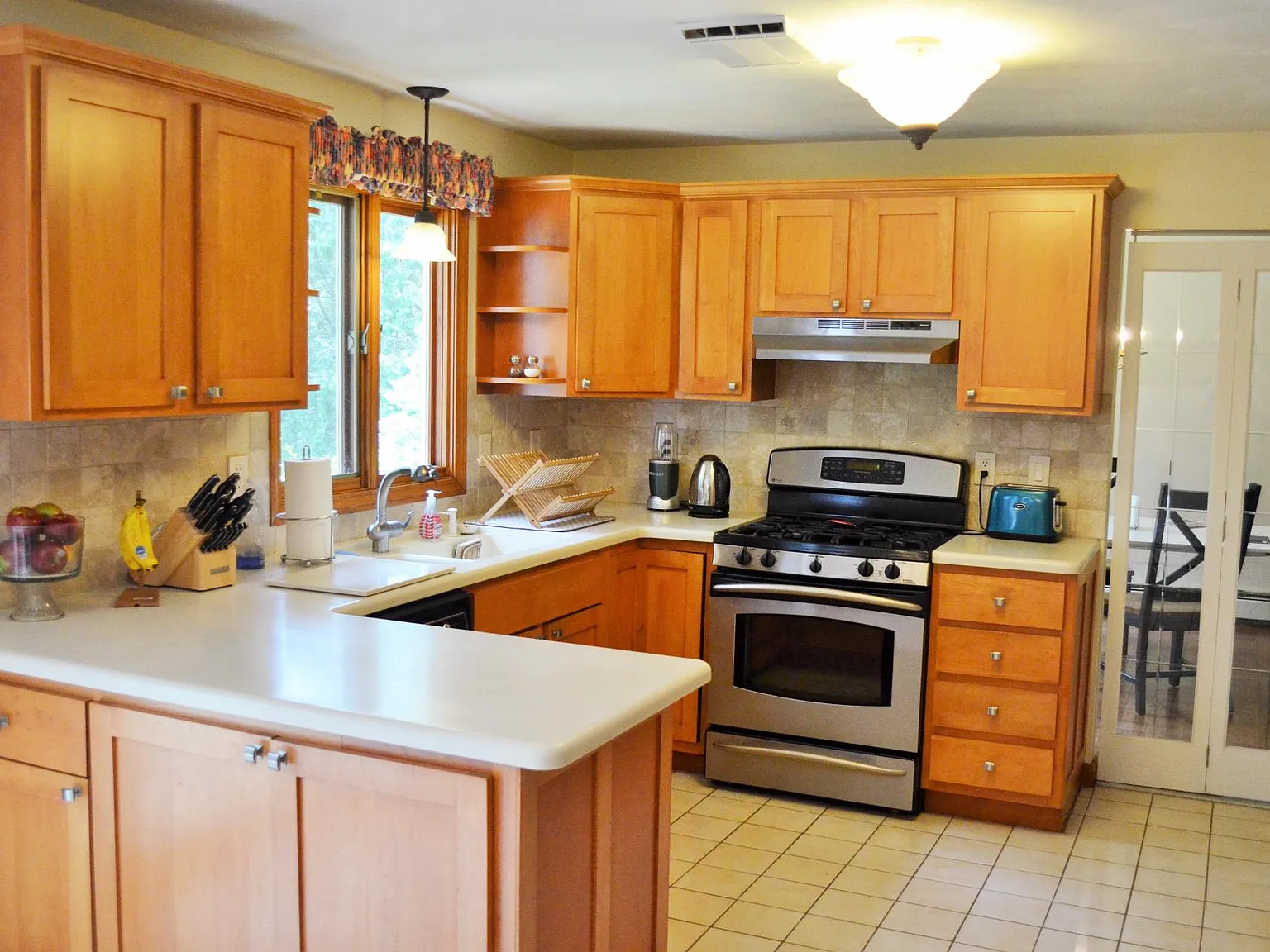 4 bed, 2.5 bath, 2128 sqft, $4,350 — Photo 4