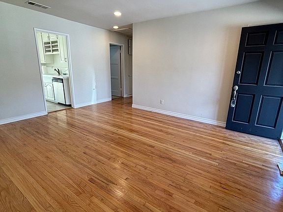 5th image of 8745 Hazeltine Ave