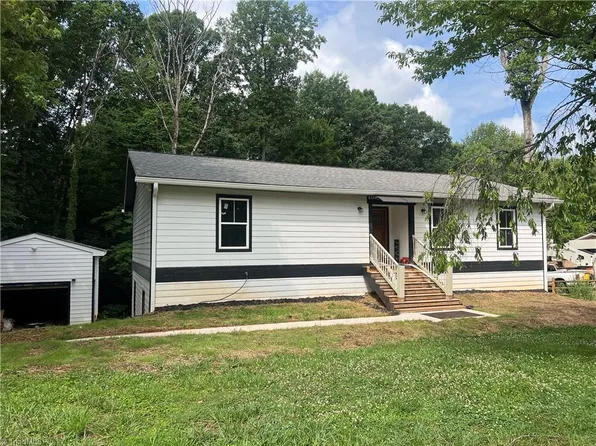624 Wildwood Dr, North Wilkesboro, NC 28659