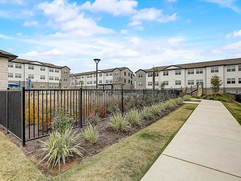 Skyview North Apartments — Photo 25