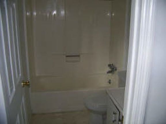 5th image of 935 Sweetwater Cir