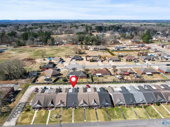 377 Cherry St NW, Hartselle, AL 35640