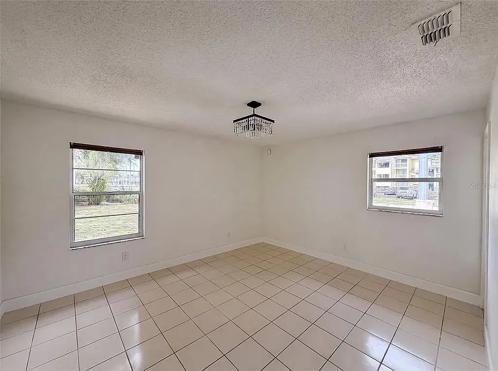4 bed, 1868 sqft, $2,200 — Photo 2