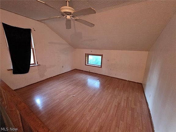 4th image of 419 Barker St