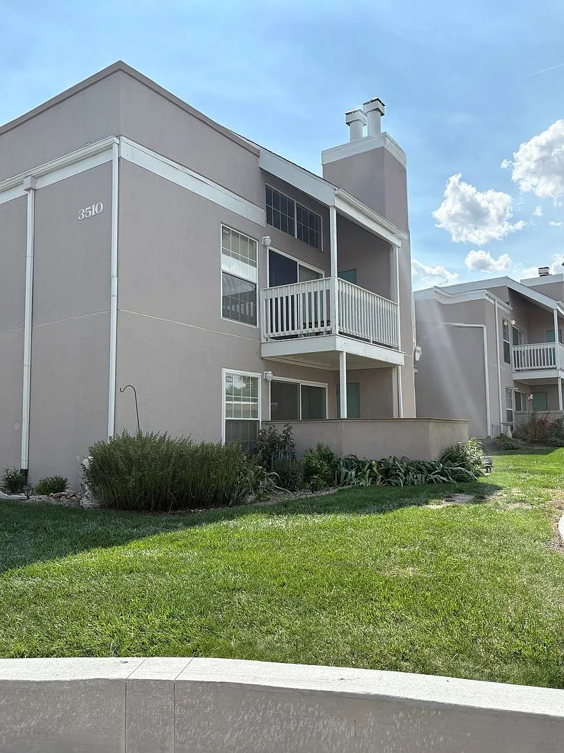 2 Bedroom Lower Level Unit - All Utilities Included Off Academy — Photo 1