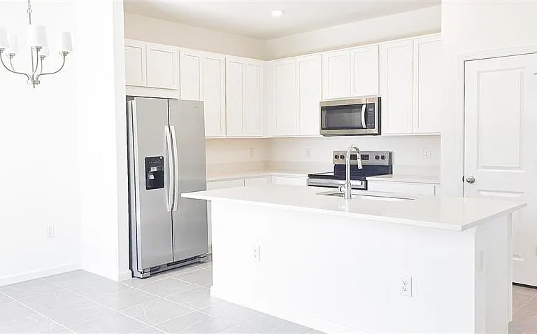 429 Silver Palm Dr — Photo 4