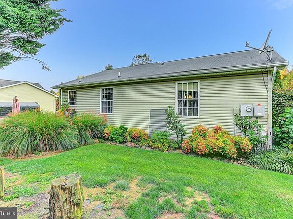 5th image of 210 Boyer St