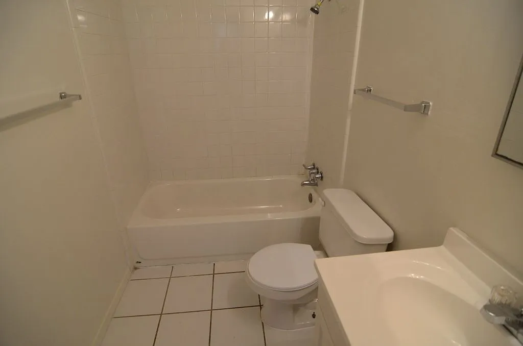 3 bed, 2.0 bath, 1075 sqft, $1,650 — Photo 2