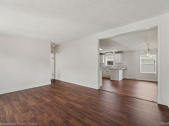 3rd image of 45713 Bonaventure Dr