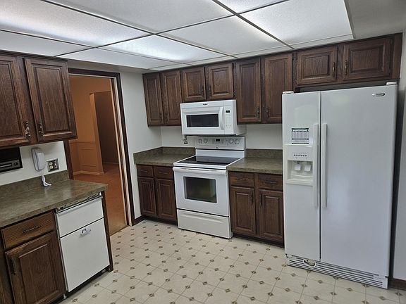 3rd image of 5827 Pineview Dr