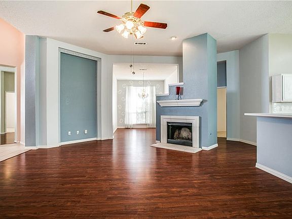 5th image of 302 E Lynn Creek Dr