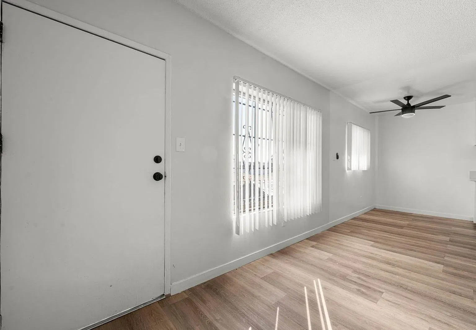 2 bed, 1.0 bath, 875 sqft, $1,842 — Photo 3