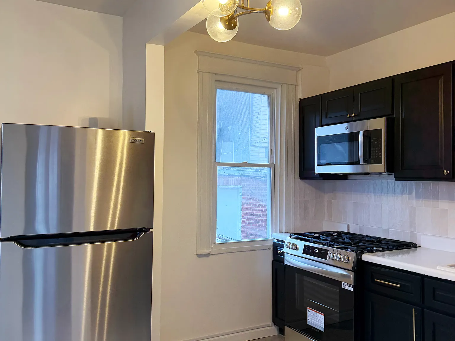 3 bed, 1616 sqft, $2,200 — Photo 2