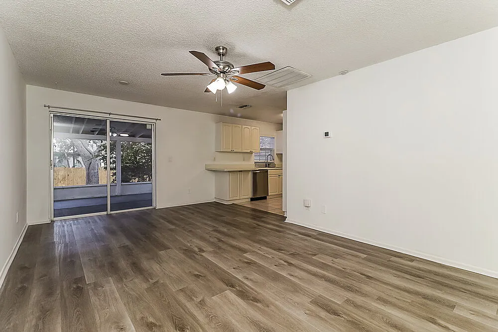 3 bed, 2.0 bath, 1096 sqft, $2,195 — Photo 4
