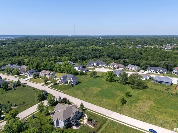 5088 Woody Creek Ln, Bettendorf, IA 52722