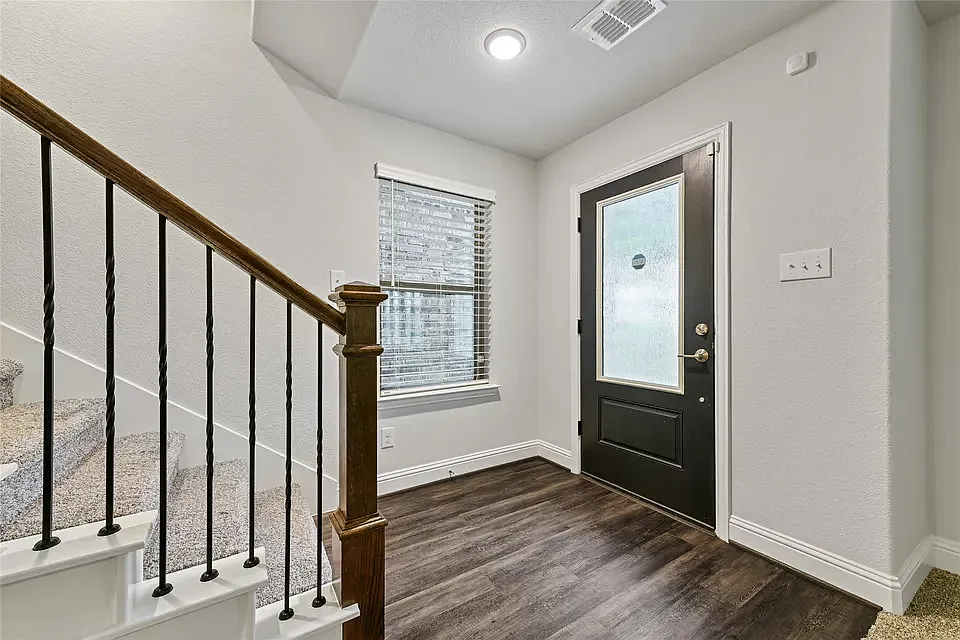 3 bed, 2705 sqft, $3,204 — Photo 2