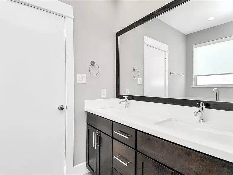 714 Clark St — Photo 16