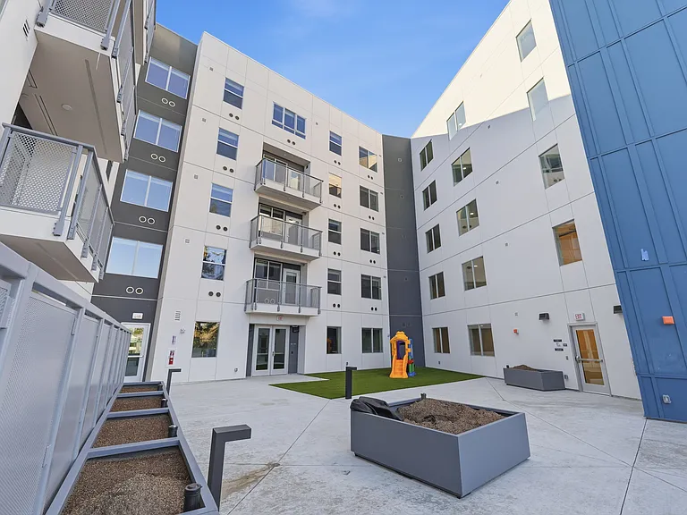 Dry Creek Crossing Apartments — Photo 33