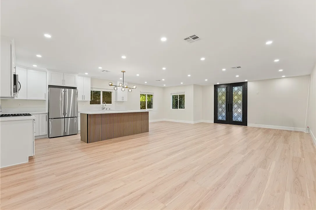 4 bed, 2400 sqft, $5,400 — Photo 3