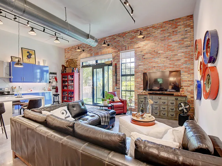185 NE 4th Ave #203 — Photo 10