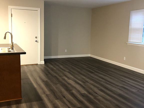 4th image of 1571-1619 Roxbury Rd #1605E