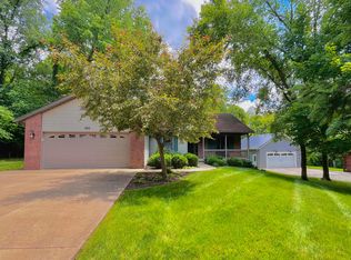 692 Valleywood Heights Dr, Howard, OH 43028